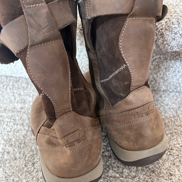 Dansko Cynthia Suede Shearling Lined Waterproof Boots in Brown. EUC. 39. - Picture 8 of 15